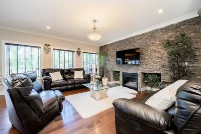 Image de Luxury home 3700 sq with jetted tub / 4 fireplaces / sleep 9