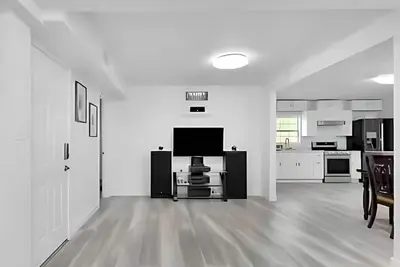 Image de Spacious 5br Home | Minutes to the Beach