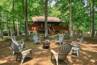 Image de Modern Lake Anna Cabin with Two King Suites