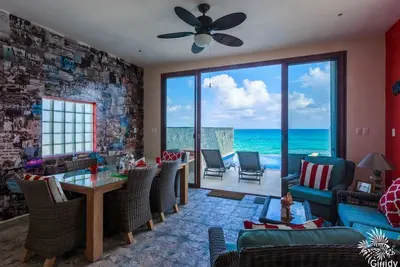 Image de ★★Caribbean front luxury with Heated salt water infinity pool★ 5 min to town