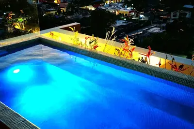 Image de Brand New Build - best Location 2 blocks from the fery ocean view Pool Roof Top.