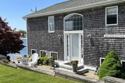 Image de Waterfront Home with Spacious Deck and 4 Bedrooms