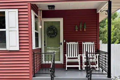 Image de Charming Red House • Private Yard • Fire Pit