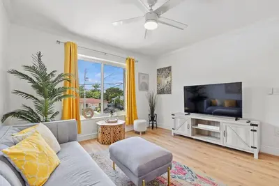 Comfy & Updated Apartment minutesaway from Airport