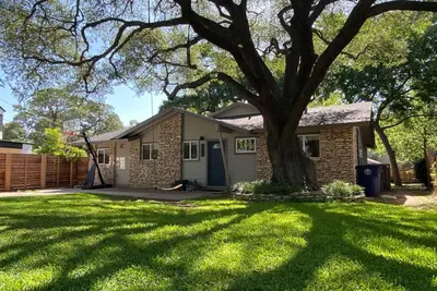 Image de South Lamar Bungalow Nestled In The Trees!