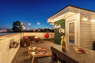 Image de Rooftop Bliss | Karaoke & Games | Near Broadway