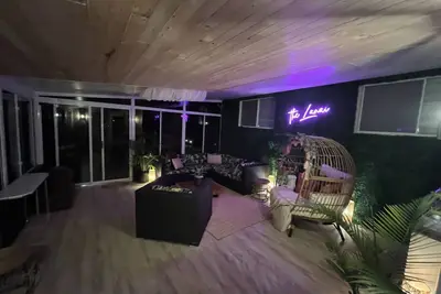 Image de Free Night! Year Round Secluded Forest Retreat in Port Franks. Hot Tub!