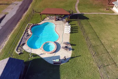 Image de Luxury 11br, 13Bath, 6500sft, 26acre Ranch Resort with Game Rm, Pool - Sleeps 50