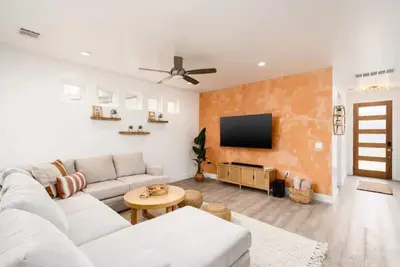 Image de Eastside Oasis *Walk to Bars, Brews & Good Eats*