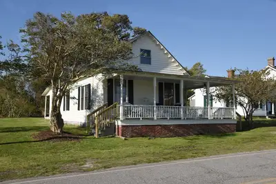 Image de New! Waterside Historic Cottage w/ Great Views!