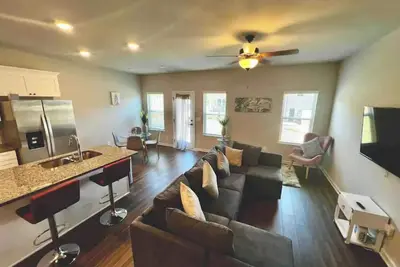 Image de Gorgeous townhouse with pool and private parking!