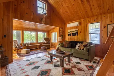 Image de A Cozy Getaway - Waterfront, Fire Pit, Knotty Pine, Kayaks