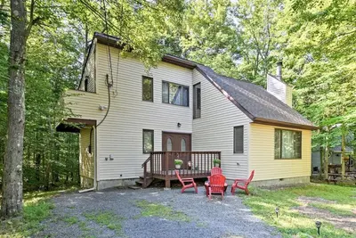 Image de Located in Gated community. Walking distance to community pool and beach.