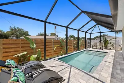 Image de Tropical Retreat! Stunning Heated, Pool home, Minutes to local Beaches!