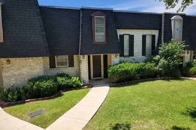 Image de Charming townhome with free parking on premises