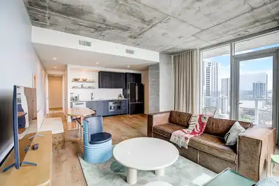 Image de Natiivo Austin corner condo with lake-view balcony, rooftop pool & gym