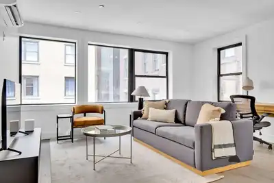 Image de Sleek Uws 2br w/ W/D & Deck, near Central Park, by Blueground