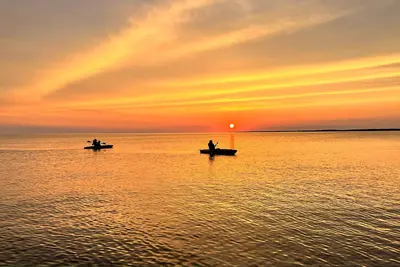 Image de Lakeside Cottage - Serene Getaway with Breathtaking Sunsets - Pet Friendly