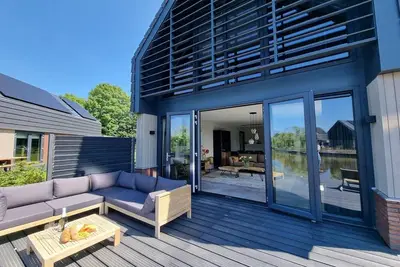 Image de Luxueuse villa sur l'eau indépendante avec ponton
