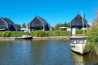 Image de Villa avec jardin clos au bord de l'eau