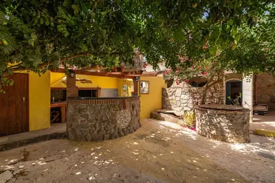 Image de Maison de vacances Pescetti Bobba C avec vue sur les montagnes et jardin.