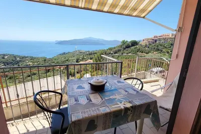 Appartement \"Bellavista\" avec vue sur la mer, balcon et terrasse privés.