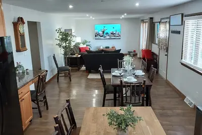 Image de Awesome getaway! Two King beds three smart large screen TVs