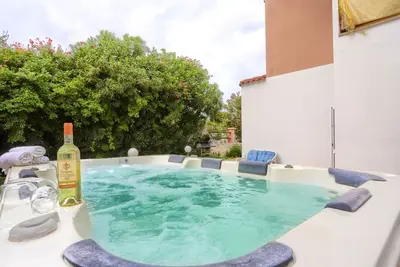 Image de Isola Blu: Spacious Home with Jacuzzi and Pool Access in the Center