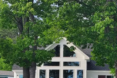 Image de Lakefront Home in the Lakes Region