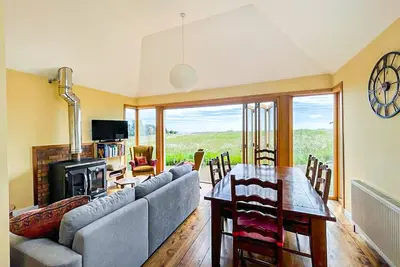 Image de Quirky, Cosy 3br Cottage w\/ Patio in Canty Bay