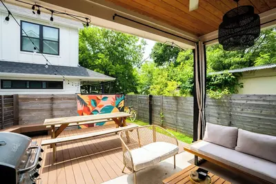 Image de Eastside Two House Compound *Walk to Bars & Food*