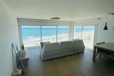 Image de Luxury, beachfront, two bed apartment.