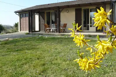 Image de Maison entre prés et bois, le calme de la campagne pour vous et vos animaux