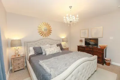 Image de Upscale Ideal location 4 beach vacay! H20 views!
