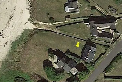 Image de Maison face à la mer, les pieds dans l'eau.