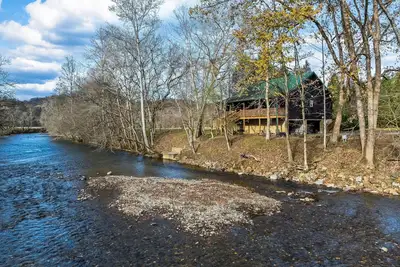 Image de Riverfront cabin with Free Attraction TIckets & lush greenery