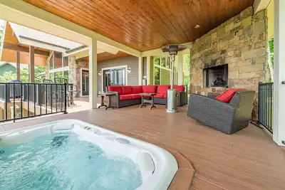 Image de Chic Chalet w/ Hot Tub, Gym & Lake Access