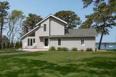 Image de Make memories at this unique family friendly beach-front home in Mashpee