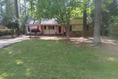 Image de Walking Distance from Course! Location Location Location!