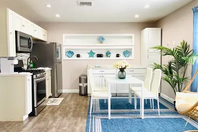 Image de Private Apartment with private entrance, Full Bathroom, Living room, Kitchen