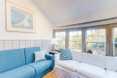 Image de Rustic, sunny cottage w/ deck & W/D - walk to the beach & town!