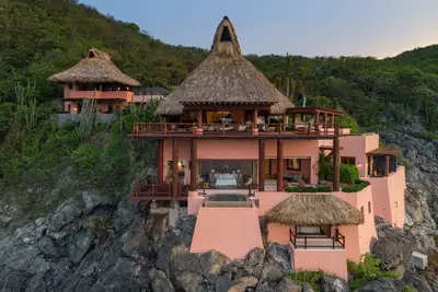 Image de Luxury Oceanfront Cliff Compound: Staff & 3 Pools