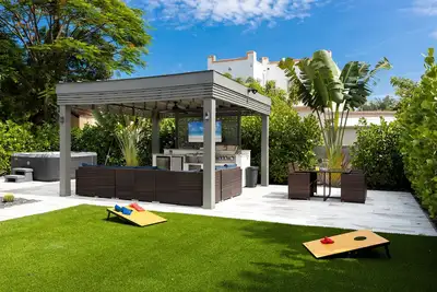 3 Bedroom w/ Hot Tub Near Downtown & Brickell