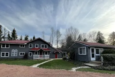 Image de Fully Renovated Cozy Cottage, 1 minute walk to beach, park, trails, & splash pad