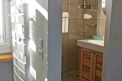 Image de Maisonette de charme dans la verdure, à 10min. à pied de la plage