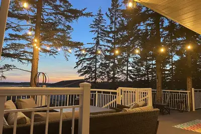 Image de Cozy Quiet Year-Round Cottage on the Lake w/ Hot Tub