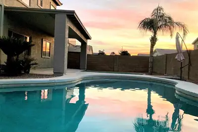 Image de Light and Bright with a Heated Pool!
