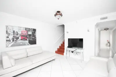 Beautiful 2/2. 5 Condo w/Free Parking Fast Wifi