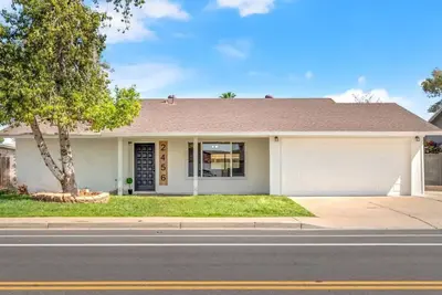 Image de Stunning Gilbert Home w/ Heated Pool and Hot Tub