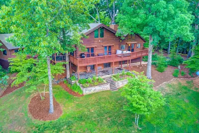 Image de Historic home with hot tub, Ping-Pong, grill, firepit, mountain views, deck